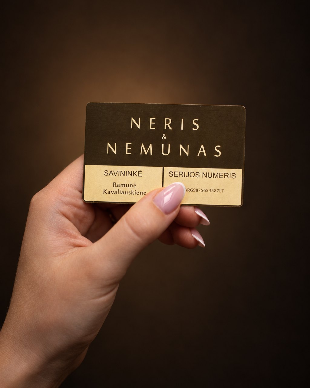 Metalinė „Neris ir Nemunas“ kortelė su savininko vardu ir serijos numeriu